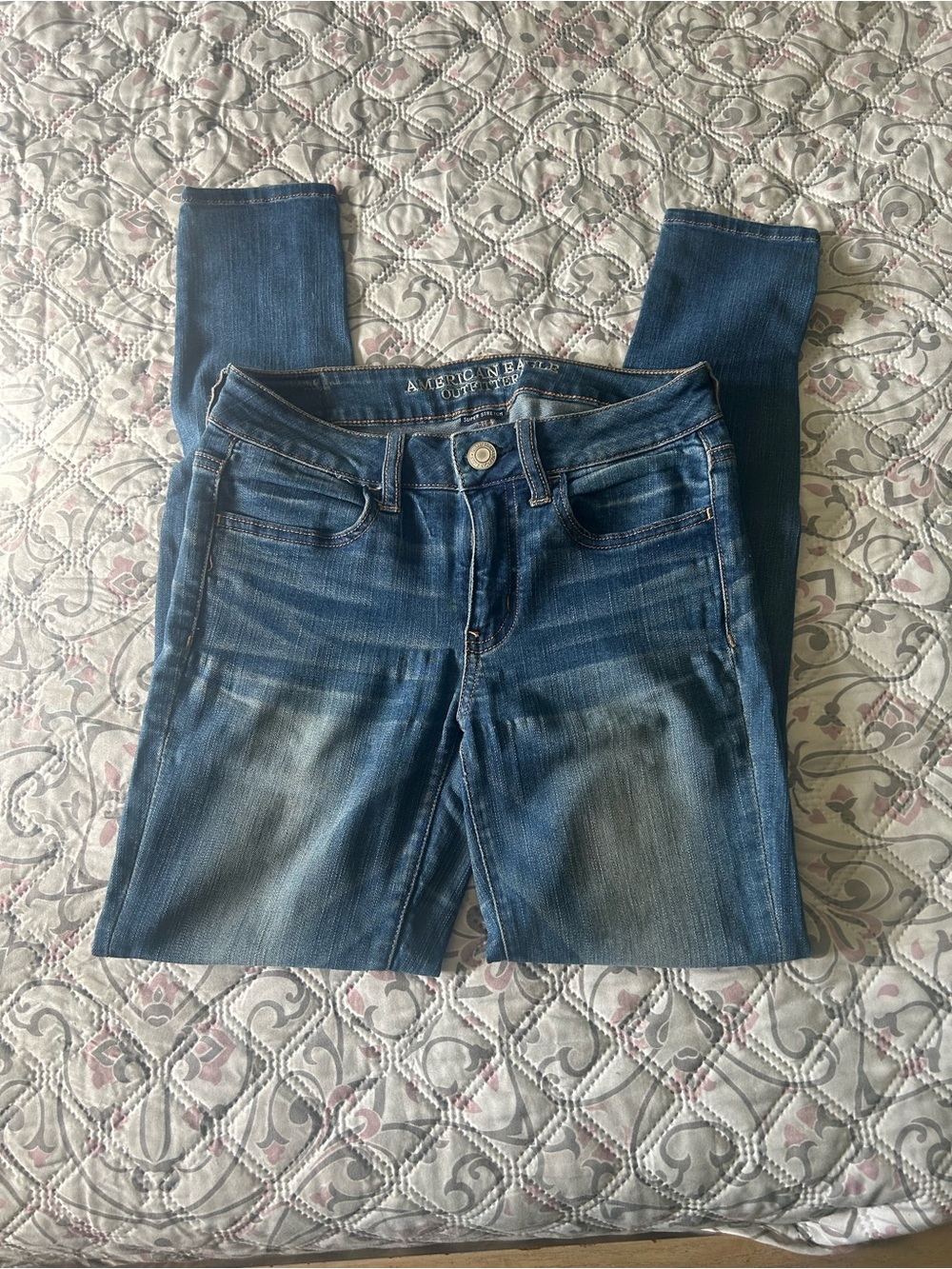 AE Skinny Jegging Jeans in Medium Blue